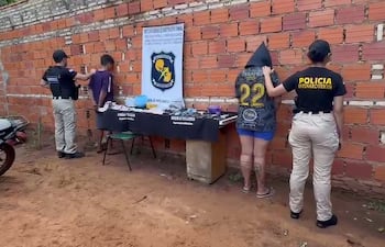 Detienen a mujer y a hombre con orden de captura en operativo antidrogas