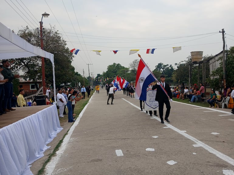 Estudiantes del colegio nacional Mcal. José Félix Estigarribia participando del evento.