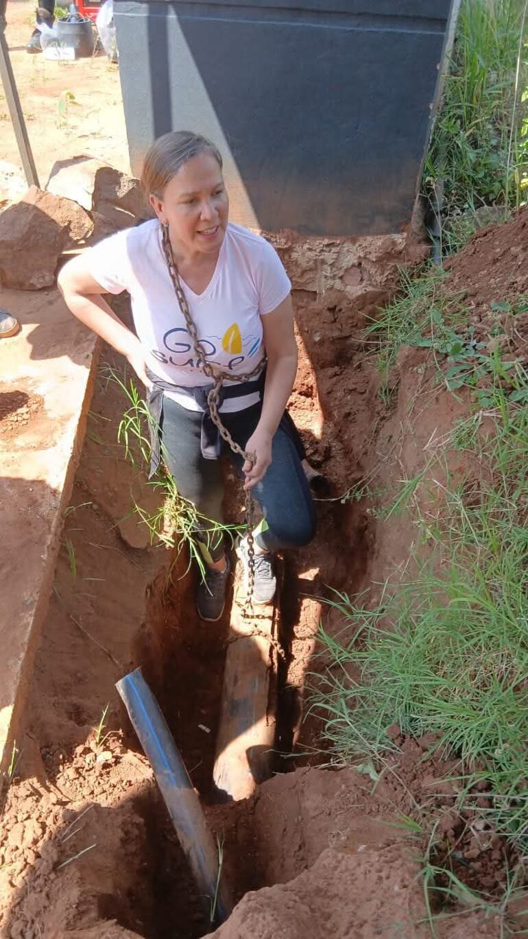Los vecinos incluso llegaron a manifestarse y encadenarse frente a los caños que se pretenden seguir perforando, pero aseguran que nada de eso ha servido para detener las obras ni obtener respuestas concretas de las autoridades.
