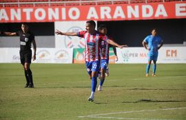 El extremo Alexis Rojas celebra segundo tanto de Pastoreo FC, en el triunfo sobre Resistencia SC, en Ciudad del Este. (Foto: @IntermediaAPF)