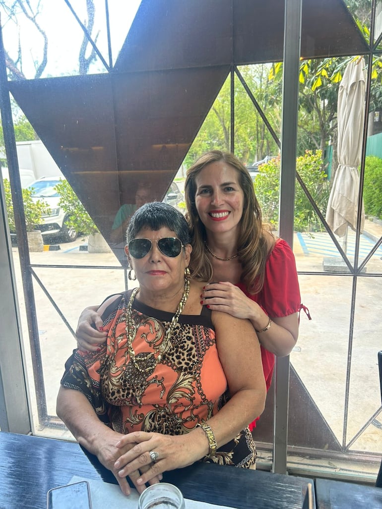 Gaby Mallorquín mimando a su mamá May Giardina. (Gentileza)
