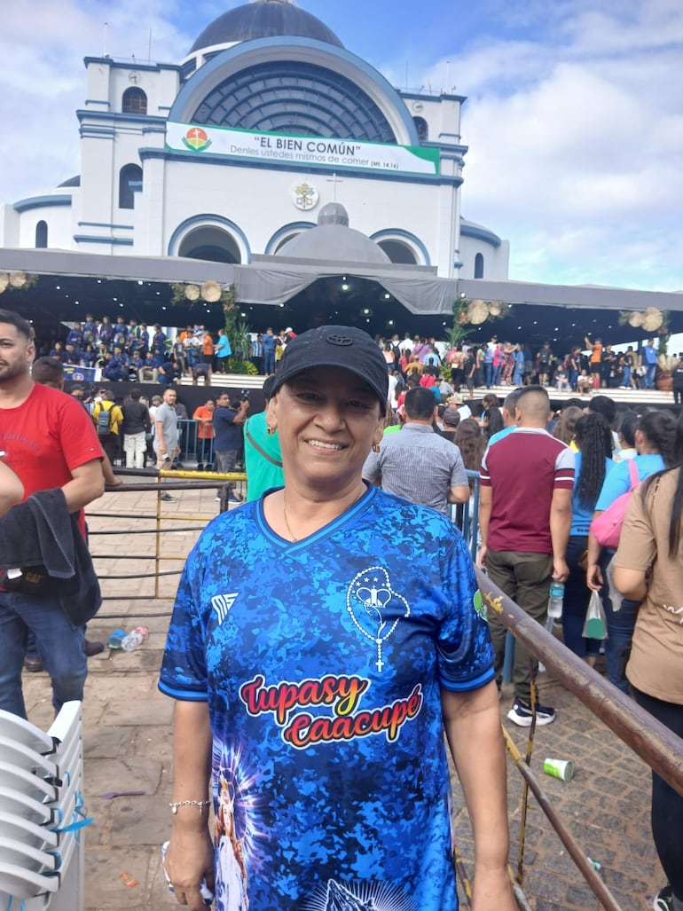 María es una devota fiel de la Virgen de Caacupé y agradece poder mantenerse en un estado de salud estable.