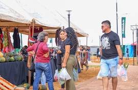 Una gran cantidad de personas ya se acercaron a la feria.