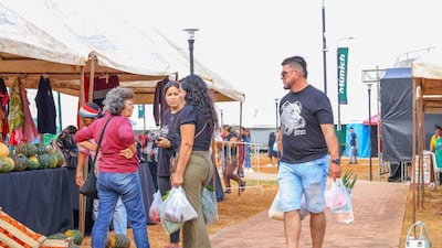 Una gran cantidad de personas ya se acercaron a la feria.