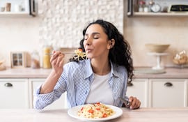 Comer lento y disfrutando de la comida.
