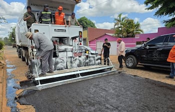 La pavimentación de la primera capa asfáltica de una calle empedrada de Coronel Oviedo.