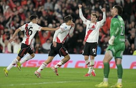 El defensa de River Plate, Lucas Martínez Quarta, celebra junto a sus compañeros, el mediocampista Tomás Galván y el delantero Facundo Colidio, tras anotar el segundo gol de su equipo durante el partido de cuartos de final del Torneo Apertura 2026 de la Liga Profesional del Fútbol Argentino.