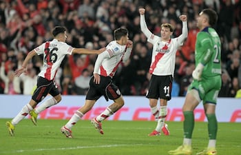 El defensa de River Plate, Lucas Martínez Quarta, celebra junto a sus compañeros, el mediocampista Tomás Galván y el delantero Facundo Colidio, tras anotar el segundo gol de su equipo durante el partido de cuartos de final del Torneo Apertura 2026 de la Liga Profesional del Fútbol Argentino.