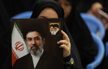 Una mujer sostiene un retrato del líder supremo iraní Mojtaba Jameneí durante una ceremonia de homenaje a los fallecidos en ataques de EE.UU. e Israel contra Irán, el pasado domingo en Teherán.