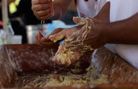 En el local destacaron que siguen la misma receta de hace 60 años, motivo por el que tienen tanta fidelidad en su clientela. EFE/ Juan Pablo Pino