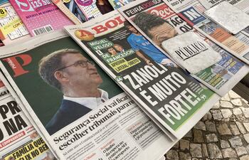 Vista de las portadas de los periódicos este lunes en un quiosco en el barrio de Olaias, Lisboa. La izquierda en Portugal felicitó a los partidos españoles PSOE y Sumar tras los resultados electorales de este domingo y abogó por que formen una coalición con otras fuerzas para evitar un Gobierno de derechas. En un mensaje en su perfil de Facebook, el presidente del Partido Socialista (PS) luso, Carlos César, afirmó que Pedro Sánchez puede mantenerse como presidente del Gobierno con una "muy compleja" pero "muy probable exitosa negociación", destacó la "gran derrota" de la ultraderecha en España y abogó por "un proyecto político moderado de izquierda".