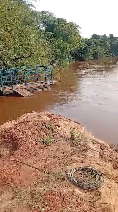 La suspensión del uso de la precaria balsa que solían usar para cruzar el río Aquidabán, dejó a la Comunidad Indígena Pikykua, en aislamiento total.