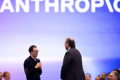 Fotografía de archivo. El CEO de Anthropic, Dario Amodei, a la izquierda, conversa con el CEO de Salesforce, Marc Benioff, durante la conferencia magistral de Dreamforce, el evento de Salesforce, en el Moscone Center, el 15 de septiembre de 2026, en San Francisco, California.
