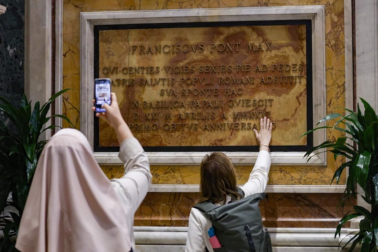 Placa conmemorativa y de homenaje al papa Francisco, quien falleció hace un año.