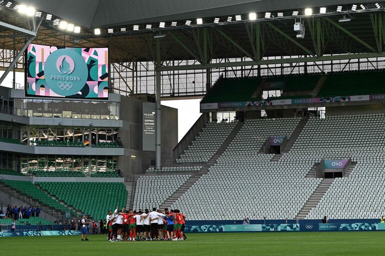 Los jugadores de Marruecos celebran la victoria sobre Argentina en la primera fecha del Grupo B del Torneo de Fútbol masculino de los Juegos Olímpicos París 2024 en el Geoffroy-Guichard Stadium, en Saint-Etienne, Francia.