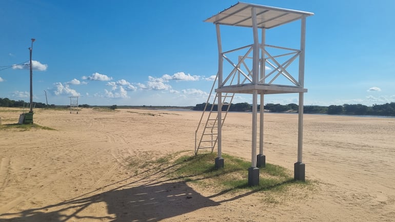 Playa Camping Paraíso, con una amplia arena blanca a orillas del Tebicuary.