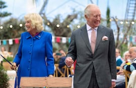 El rey Carlos III de Gran Bretaña y la reina Camila muy sonrientes durante un evento para conmemorar el 25 aniversario del Proyecto Edén en Bodelva, Cornualles, en el suroeste de Inglaterra. (Toby Shepheard / POOL / AFP)