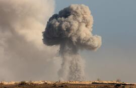 Humo se levanta sobre la Franja de Gaza luego de un bombardeo israelí. (Imagen de archivo)