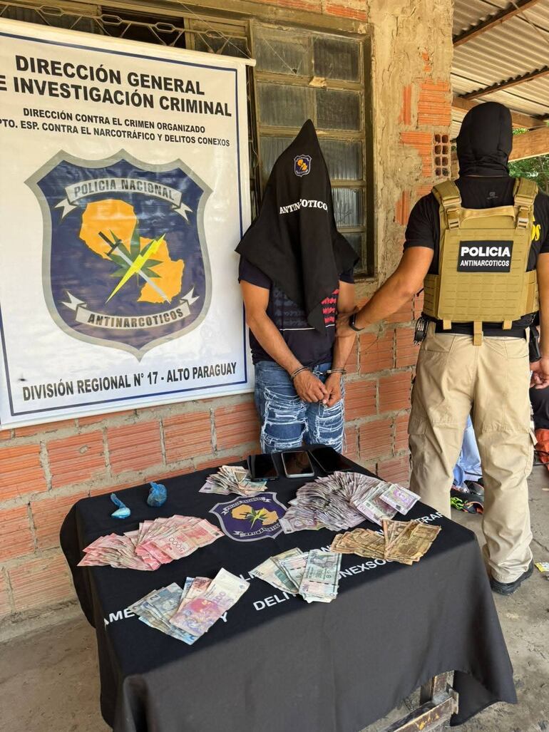 El detenido Daniel Balcázar en el barrio San Blas de Carmelo Peralta con todas las evidencias.