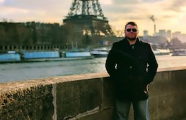 Roberto Moreno Méndez en los Campos Elíseos, en París, frente a la Torre Eiffel. Diciembre de 2025.
