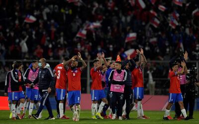 Jugadores de Chile celebran el triunfo ante Paraguay en el partido de las eliminatorias sudamericanas para el Mundial de Catar 2022 entre Chile y Paraguay, en el estadio San Carlos de Apoquindo en Santiago (Chile).