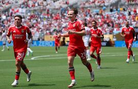 Andreas Schjelderup (21) anotó el único gol del partido a favor del Benfica, que clasificó primero en su grupo al derrotar al poderoso Bayern Múnich de Alemania.