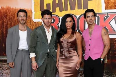 Demi Lovato junto a Kevin Jonas, Joe Jonas y Nick Jonas en el estreno de "Camp Rock 3" de Disney en Los Ángeles. (VALERIE MACON / AFP)