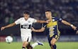 Diego Melgarejo (d) de Sportivo Trinidense disputa el balón con Alex Franco de Olimpia este miércoles, durante un partido de la Copa Sudamericana entre Sportivo Trinidense y Olimpia en el estadio Defensores del Chaco en Asunción (Paraguay).