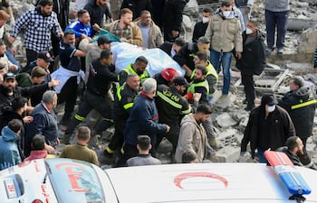 Los socorristas trasladan un cuerpo desde el lugar de un ataque aéreo israelí que tuvo como objetivo un edificio en la aldea sureña libanesa de Sarafand.