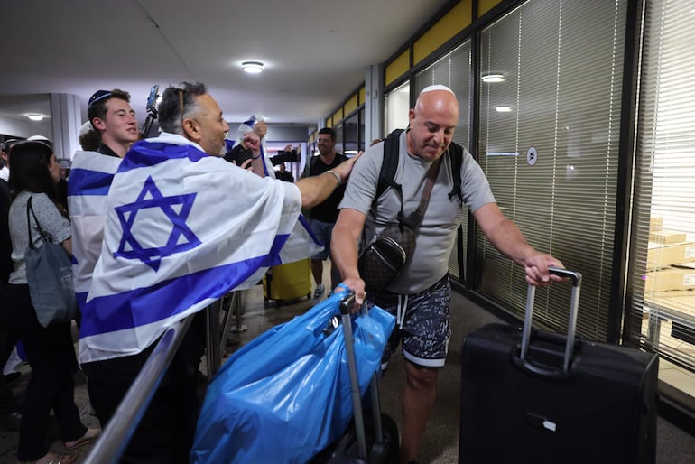 Pasajeros israelíes llegan en un vuelo de Flydubai procedente de Tabuk (Arabia Saudí) al Aeropuerto Internacional Ben Gurión, cerca de Tel Aviv (Israel), el 30 de septiembre de 2026. La llegada se produce tras un ataque ocurrido a bordo del vuelo FZ 1073 de Flydubai, que cubría la ruta de Dubái a Tel Aviv y fue desviado de forma segura a Arabia Saudí. 
