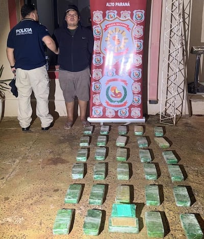Kiker Augusto Pereira Cabral y las evidencias fueron trasladados a la base del Departamento Antinarcóticos.