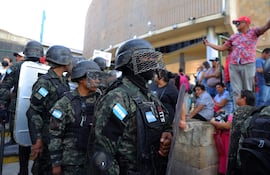 Integrantes del Ejercito de Honduras custodiando el Congreso Nacional el pasado jueves, en Tegucigalpa (Honduras). Un artefacto explosivo fue lanzado contra una diputada del opositor Partido Nacional de Honduras, minutos antes de una sesión.