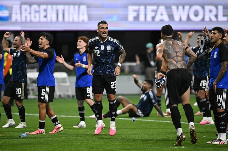 El delantero de Argentina Lautaro Martínez (C) celebra con sus compañeros de equipo tras ganar el partido de semifinales del torneo de fútbol de la Copa Mundial 2026 entre Inglaterra y Argentina en el Estadio de Atlanta en Atlanta.