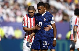 Juan José Cáceres de Paraguay (izq.) en acción contra Kylian Mbappé de Francia (der.) durante el partido de octavos de final de la Copa Mundial de la FIFA 2026 entre Paraguay y Francia, en Filadelfia, Pensilvania, EE. UU..