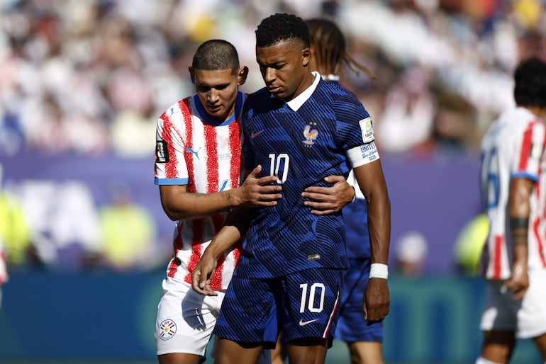 Juan Jose Caceres of Paraguay (L) in action against Kylian Mbappe of France (R) during the FIFA World Cup 2026 Round of 16 match Paraguay against France, in Philadelphia, Pennsylvania, USA, 04 July 2026. (Francia, Filadelfia) EFE/EPA/WILL OLIVER