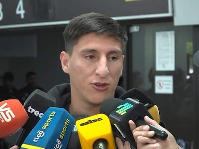 Alexis Cañete, joven con cabello corto, habla con confianza frente a varios micrófonos en un ambiente interior.