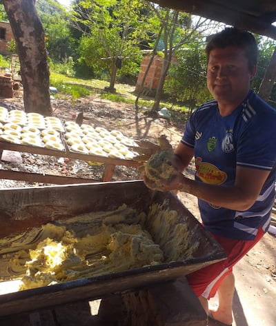 El chipero Cristian Colman sostiene con orgullo y esfuerzo diario a su familia, llevando adelante su trabajo como principal sustento del hogar.