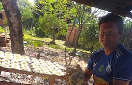 El chipero Cristian Colman sostiene con orgullo y esfuerzo diario a su familia, llevando adelante su trabajo como principal sustento del hogar.