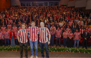 Felipe González, viceministro de Economía; Santiago Peña, presidente de la República; y Carlos Fernández Valdovinos, ministro de Economía, durante el lanzamiento del Plan Nacional de Desarrollo 2050, realizado en el BCP.