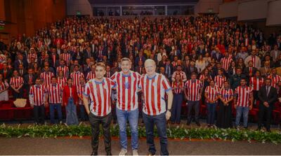 Felipe González, viceministro de Economía; Santiago Peña, presidente de la República; y Carlos Fernández Valdovinos, ministro de Economía, durante el lanzamiento del Plan Nacional de Desarrollo 2050, realizado en el BCP.