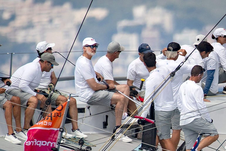El rey Felipe VI de España (tercero por la izquierda) gobierna el velero Hispania durante la 44.ª edición de la regata Copa del Rey, frente a la costa de Palma de Mallorca. (JAIME REINA / AFP)