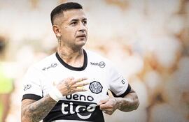 El delantero y uno de los máximos referentes Olimpia, Derlis González celebra mostrando los tres dedos en alusión a las Copas Libertadores conquistadas por el Decano.