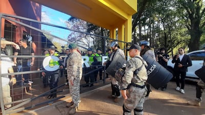 Momento en que los agentes policiales proceden a cerrar el portón al Centro Regional.