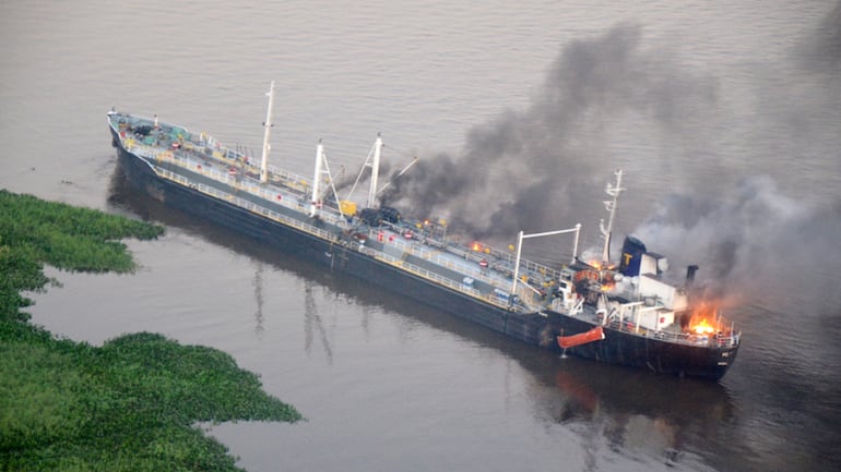 El buque Polaris que se incendió el 12 de agosto de 2011 en un choque contra otro barco, en Villeta.