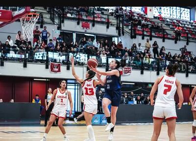 Paloma Niz ataca el aro chileno, en el juego que perdió ayer Paraguay, para ubicarse en el sexto puesto del Sudamericano.