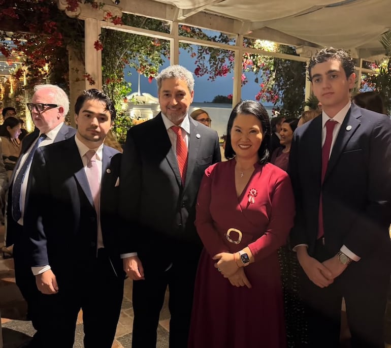 El exmandatario Mario Abdo Benítez, junto con la presidenta electa de Perú, Keiko Fujimori, en el centro de la foto.