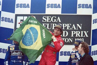 Con la bandera de Brasil, Ayrton Senna celebrando el triunfo del Gran Premio de Europa en 1993.