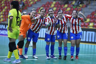 Las chicas celebran tras la última partida grupal, en la victoria contra Bolivia.