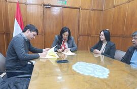La ministra del MOPC, Claudia Centurión, rubricó el contrato del lote 4 de la ruta de la soberanía.