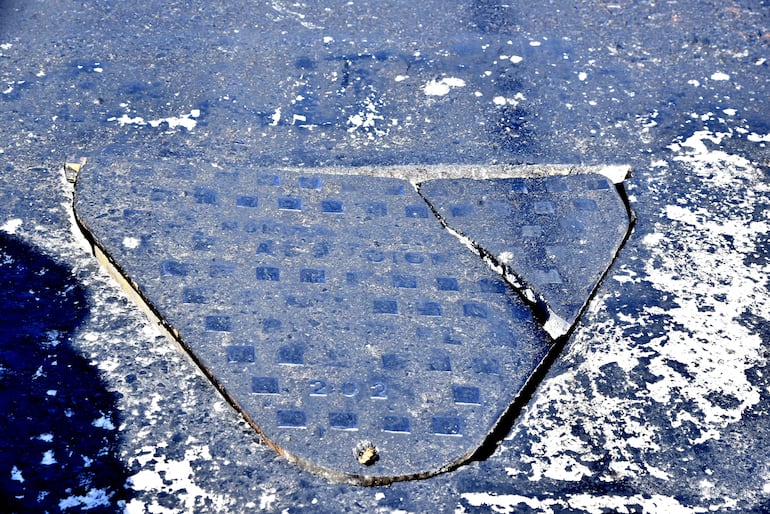 Tapa del registro de la Essap quedó destruida, tras el recapado de la avenida Eusebio Ayala.